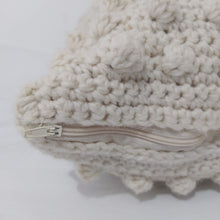 Cojín de lana tejido a crochet